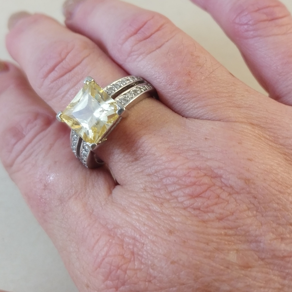 18 KGF  and Yellow Gemstone Ring - Picture 5 of 15